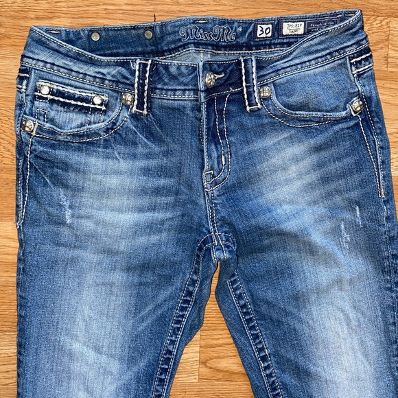 Miss Me crop jeans Rhinestone pockets, silver stitching. Size 30 - Picture 3 of 10
